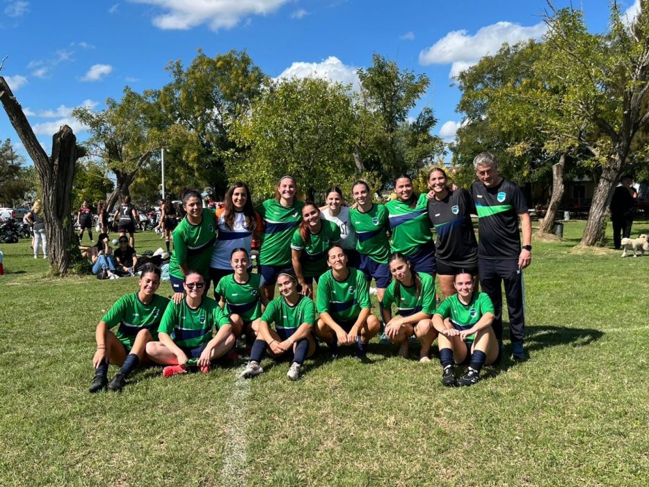 El fútbol femenino goleó a Ranchos y trepó a lo más alto de la tabla
