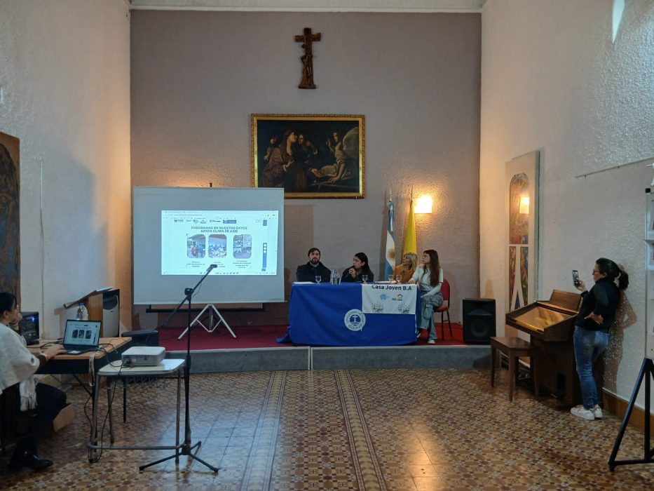 El compromiso social universitario reunió a alumnos y docentes en un conversatorio (11)