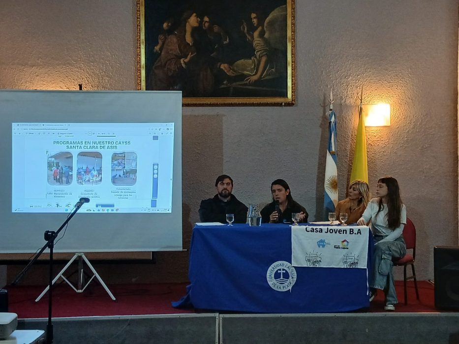 El compromiso social universitario reunió a alumnos y docentes en un conversatorio (9)