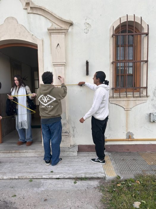 Estudiantes de la cátedra de Arquitectura Sacra (Bernal), relevan y documentan edificios religiosos en Quilmes (4)