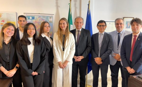 Visita al cónsul italiano para aprender sobre la labor diplomática