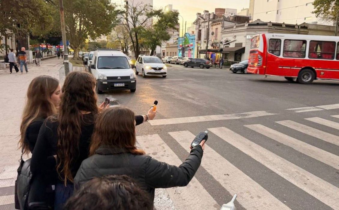 Fonoaudiólogos detectaron exceso de ruido en Plaza Malvinas con picos de 97 decibeles