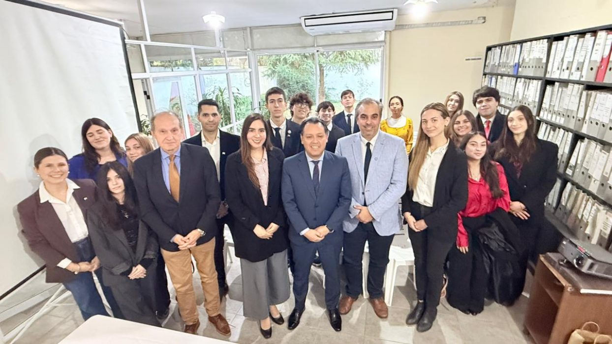 Política exterior y convivencia diplomática en una visita al consulado de Perú