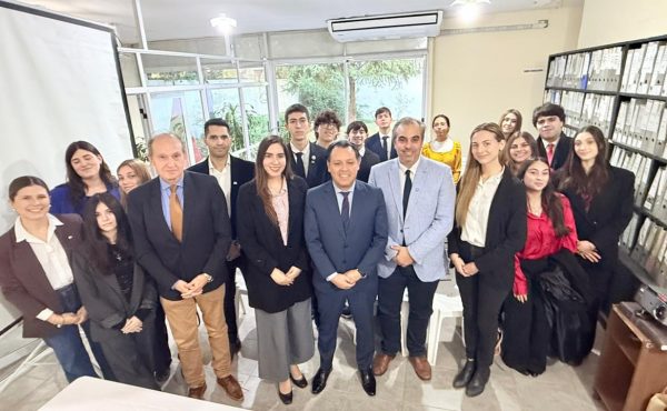 Política exterior y convivencia diplomática en una visita al consulado de Perú