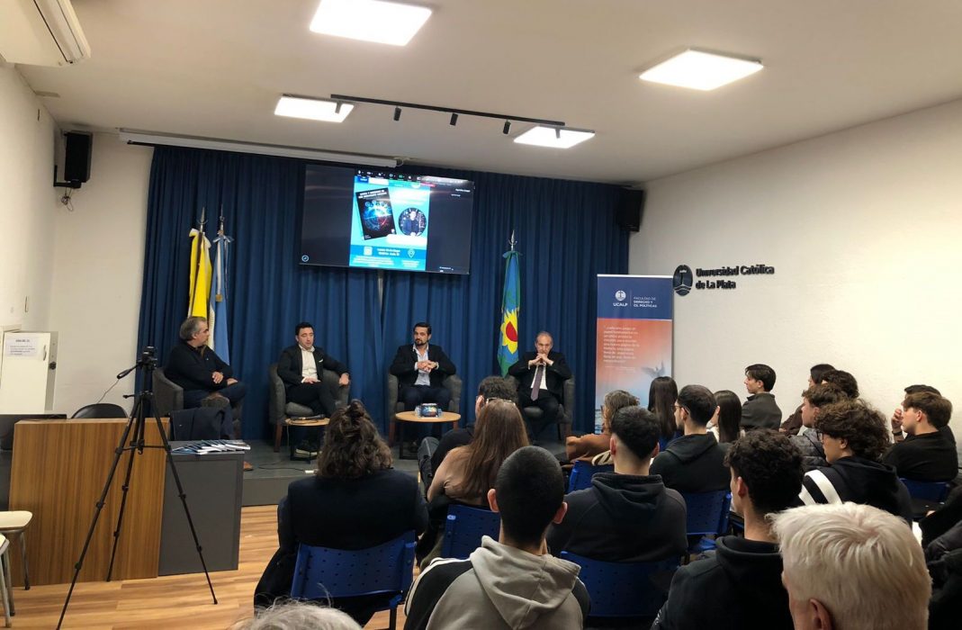 Docente e investigador presentó su libro sobre los gobiernos locales