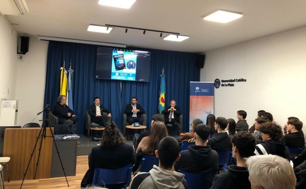 Docente e investigador presentó su libro sobre los gobiernos locales