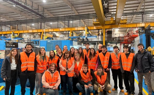 Alumnos de Ciencias Económicas y Sociales visitaron una empresa de polímeros