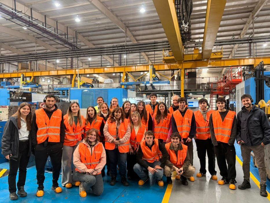 Alumnos de Ciencias Económicas y Sociales visitaron una empresa de polímeros