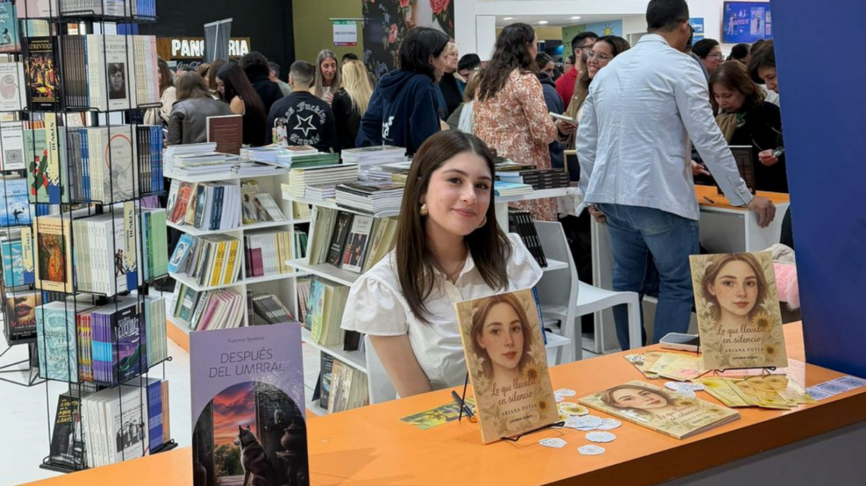 Futura abogada presentó su primera obra en la Feria Internacional del Libro