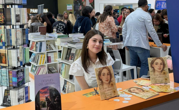 Futura abogada presentó su primera obra en la Feria Internacional del Libro