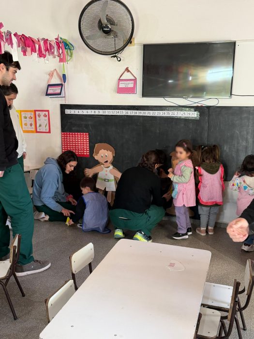 Estudiantes de Terapia Ocupacional desarrollan acciones comunitarias con adultos mayores y niños en Bahía Blanca (2)