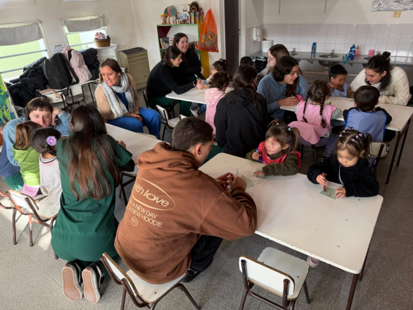 Estudiantes de Terapia Ocupacional desarrollan acciones comunitarias con adultos mayores y niños en Bahía Blanca