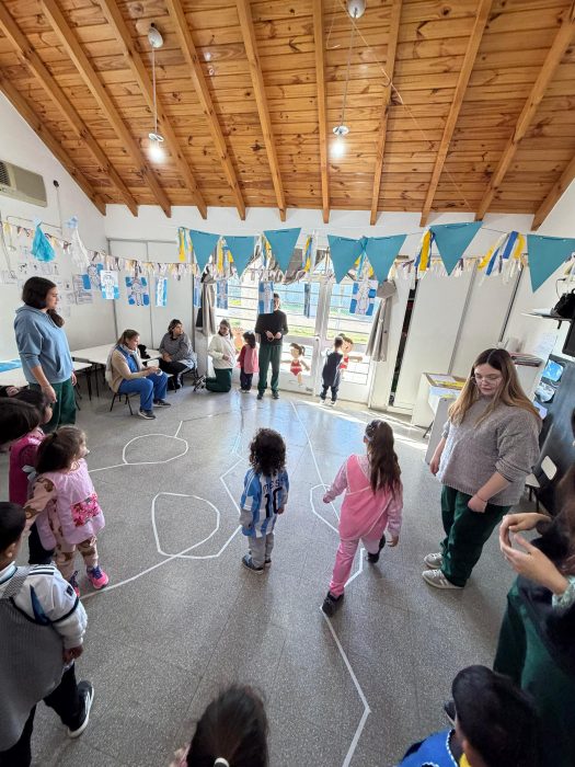 Estudiantes de Terapia Ocupacional desarrollan acciones comunitarias con adultos mayores y niños en Bahía Blanca (7)