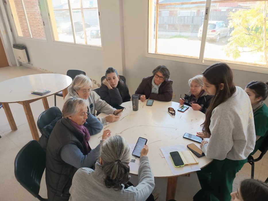 Estudiantes de Terapia Ocupacional desarrollan acciones comunitarias con adultos mayores y niños en Bahía Blanca (9)