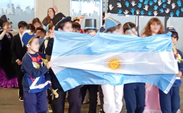 Estudiantes del Estrada realizaron su promesa de lealtad a la bandera Argentina