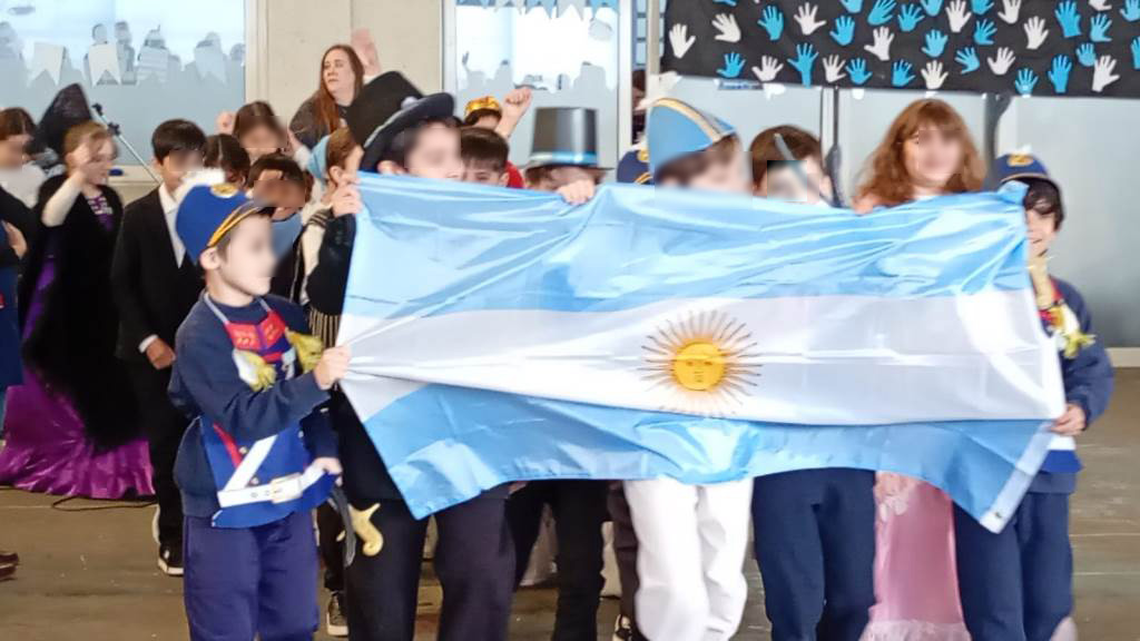 Estudiantes del Estrada realizaron su promesa de lealtad a la bandera Argentina