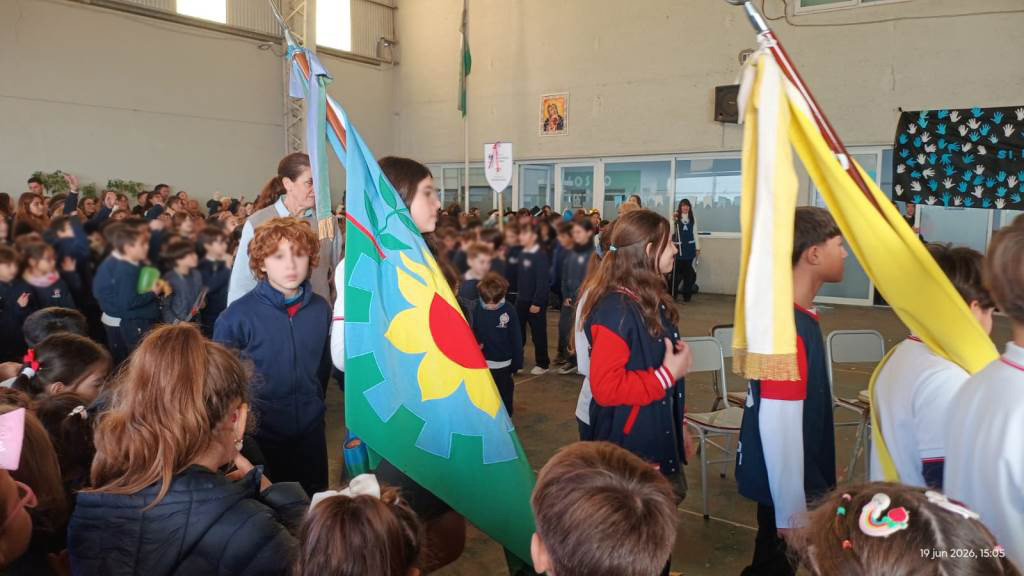 Estudiantes del Estrada realizaron su promesa de lealtad a la bandera Argentina