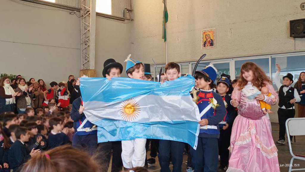 Estudiantes del Estrada realizaron su promesa de lealtad a la bandera Argentina