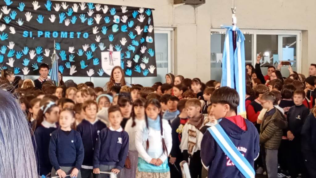 Estudiantes del Estrada realizaron su promesa de lealtad a la bandera Argentina