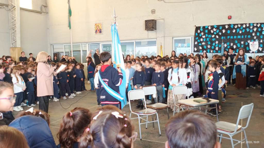 Estudiantes del Estrada realizaron su promesa de lealtad a la bandera Argentina