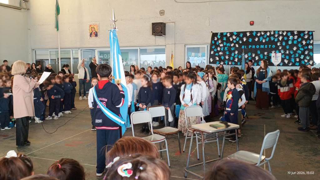 Estudiantes del Estrada realizaron su promesa de lealtad a la bandera Argentina
