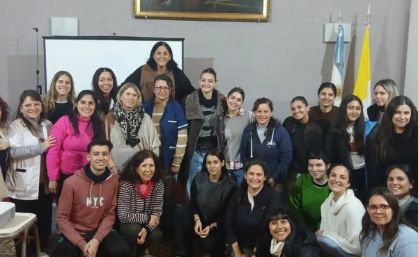 Docentes y alumnos debatieron sobre el impacto emocional de la contaminación sonora