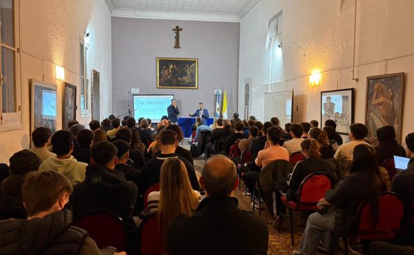 Charla sobre periodismo, oficio y vida en Humanidades