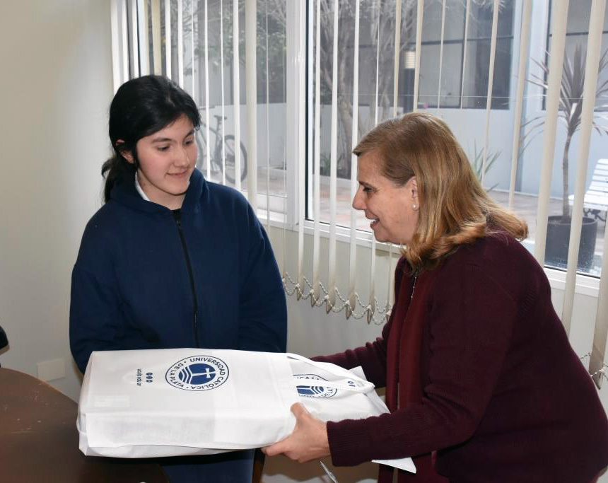Alumnos de colegios secundarios recibieron las computadoras sorteadas en la Expo UCALP