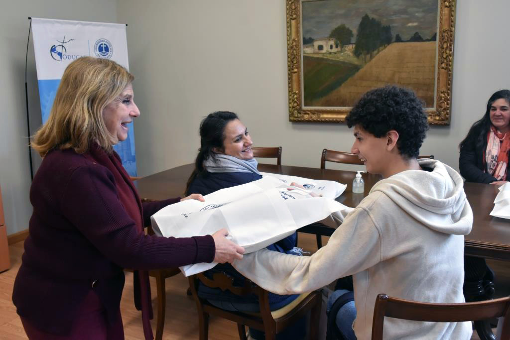 Alumnos de colegios secundarios recibieron las computadoras sorteadas en la Expo UCALP