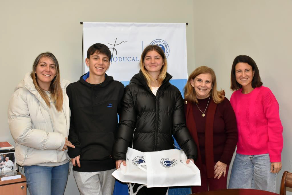 Alumnos de colegios secundarios recibieron las computadoras sorteadas en la Expo UCALP