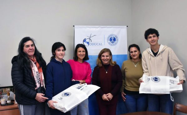 Alumnos de colegios secundarios recibieron las computadoras sorteadas en la Expo UCALP