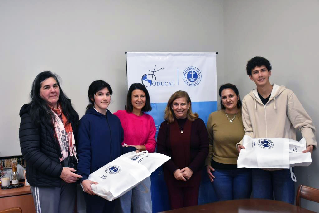 Alumnos de colegios secundarios recibieron las computadoras sorteadas en la Expo UCALP