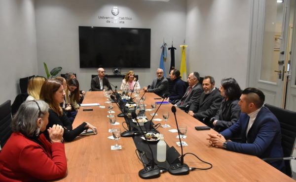 La UCALP y la Universidad de Mendoza realizarán el primer encuentro sobre vivienda intergeneracional e inclusiva