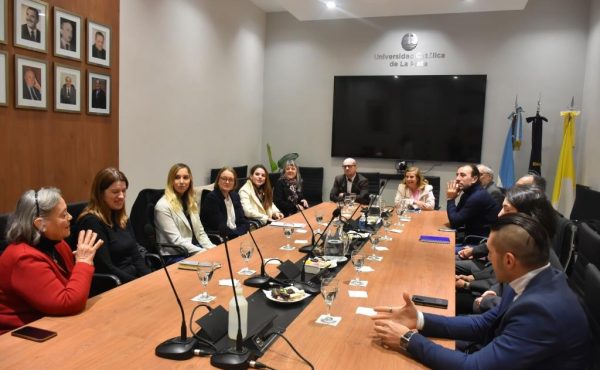 La UCALP y la Provincia firmaron un convenio para impulsar las viviendas intergeneracionales en La Plata