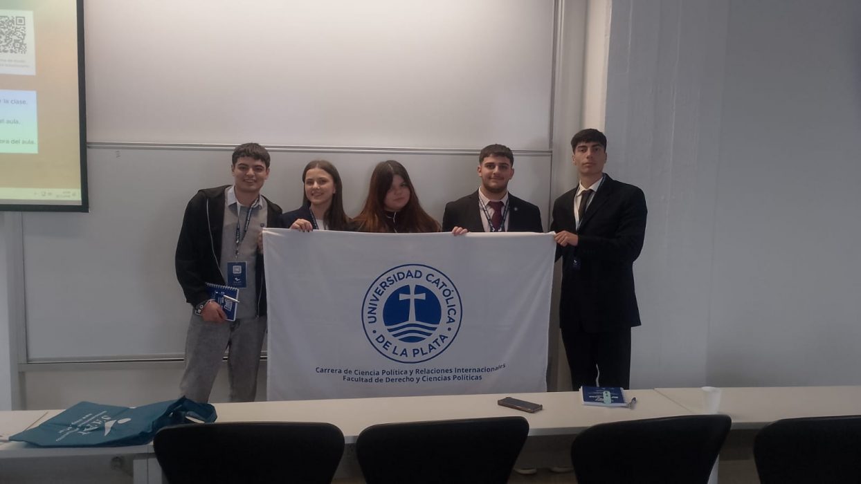 Docentes y alumnos de Ciencia Política en un Congreso Latinoamericano