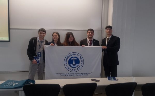 Docentes y alumnos de Ciencia Política en un Congreso Latinoamericano