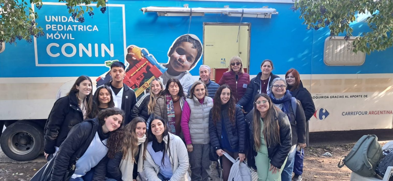 Estudiantes y docentes de Salud en un operativo de detección de malnutrición en Los Hornos