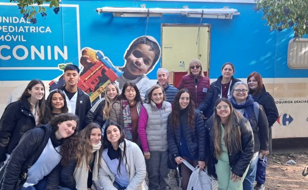 Estudiantes y docentes de Salud en un operativo de detección de malnutrición en Los Hornos