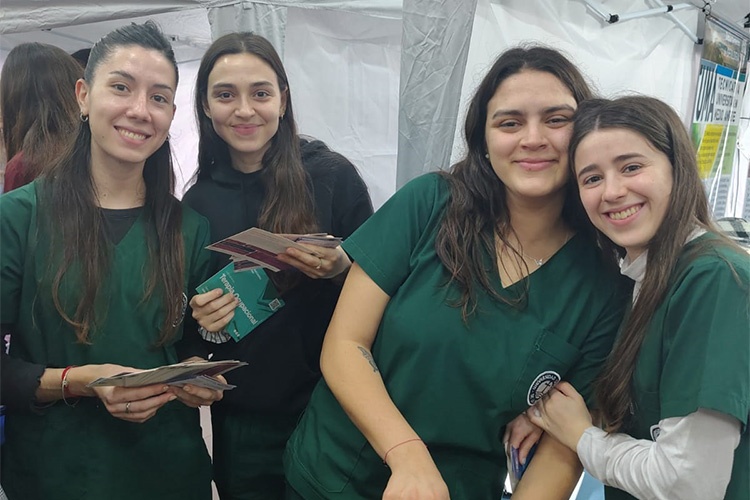 La UCALP participó de una muestra informativa de carreras en Bahía Blanca