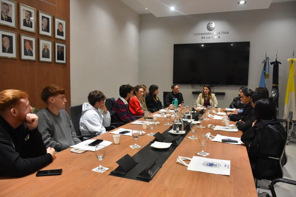 Estudiantes internacionales se sumaron a las actividades de Extensión y recorrieron el Centro Santa Clara de Asís