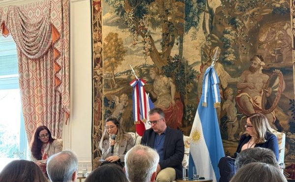 La UCALP participó en un encuentro sobre Inteligencia Artificial e Internacionalización Educativa en la Embajada Británica