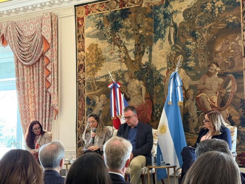 La UCALP participó en un encuentro sobre Inteligencia Artificial e Internacionalización Educativa en la Embajada Británica