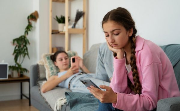 Charla sobre el consumo de redes sociales y su impacto en la salud mental