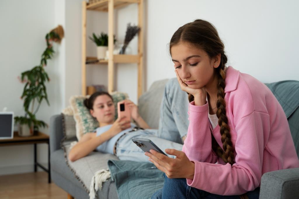 Charla sobre el consumo de redes sociales y su impacto en la salud mental