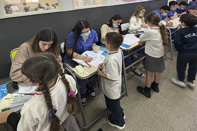 Alumnos de Odontología realizan controles de salud bucal en colegios de la UCALP