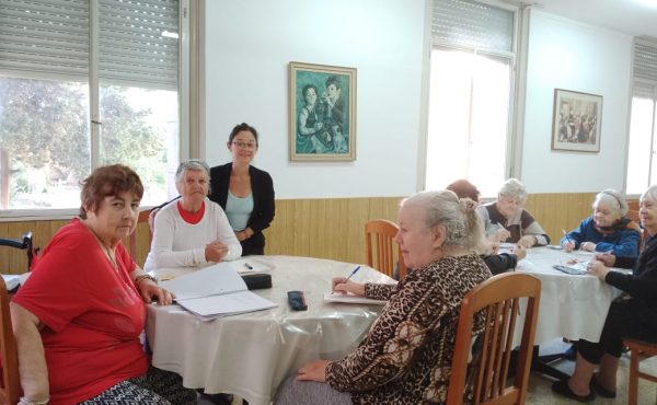 Escritura y fortalecimiento grupal con las residentes del Hogar Marín