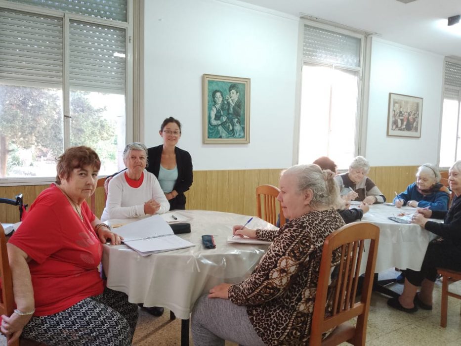 Escritura y fortalecimiento grupal con las residentes del Hogar Marín