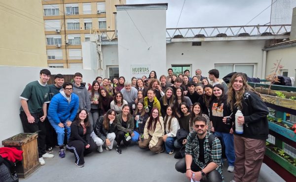 Con la llegada de la Primavera, estudiantes de Nutrición resembraron la huerta en la sede de Bahía Blanca