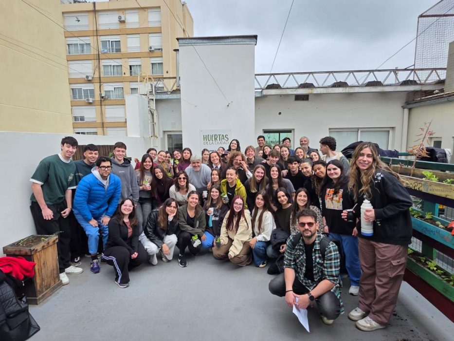 Con la llegada de la Primavera, estudiantes de Nutrición resembraron la huerta en la sede de Bahía Blanca