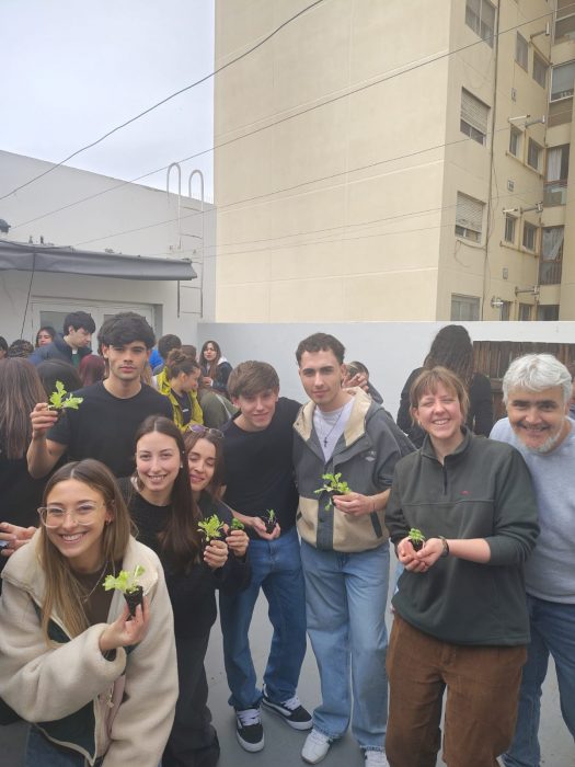 La Sede Bahía Blanca realizó el resembrado de su huerta (3)